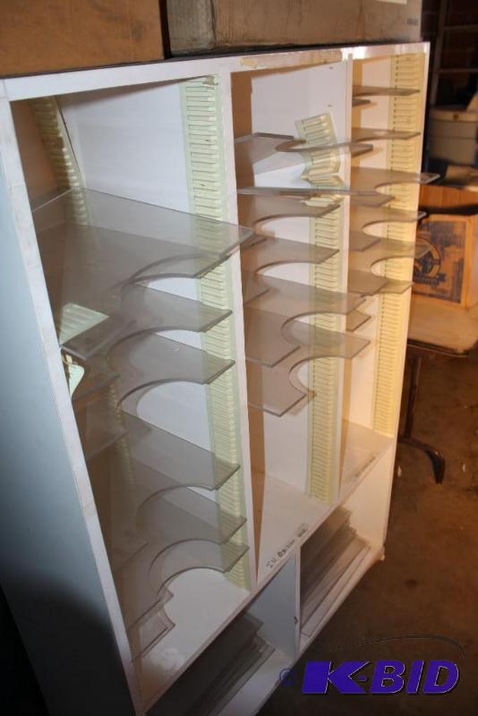 lot 73 image: Storage unit with adjustable shelves, plastic...