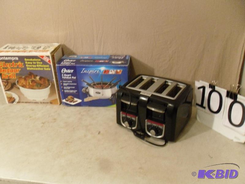 lot 100 image: Black and Decker 4 Slice Toaster, Fondue Pot,...
