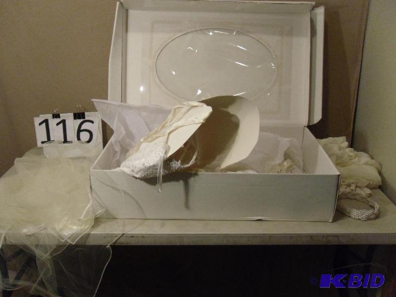 lot 116 image: Beautiful Size 8 St Tropez Davids Bridal Wedd...
