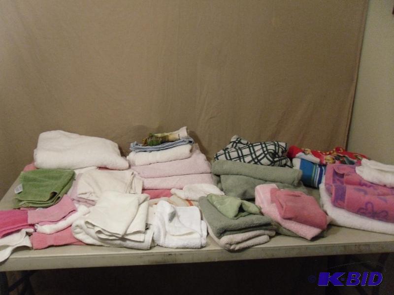 lot 122 image: Large Lot of Assorted Towels. All need to be ...
