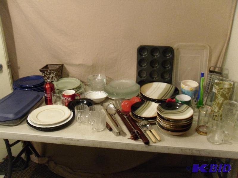 lot 162 image: Kitchen items and dishes. Pyrex cake pan with...