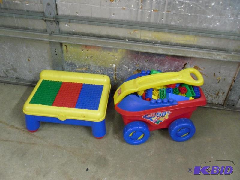 lot 185 image: Mega Block and Lego Wagon and Table with Bloc...