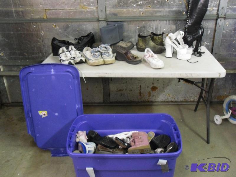 lot 190 image: Large Tote (cracked) with Assorted Shoes. Sty...