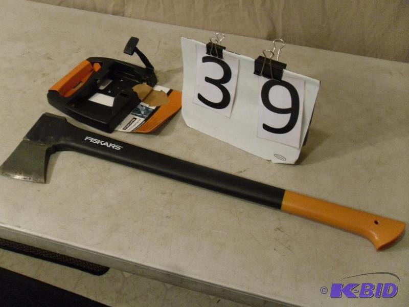 lot 39 image: Fiskars Chopping Ax. With unbreakable handle....