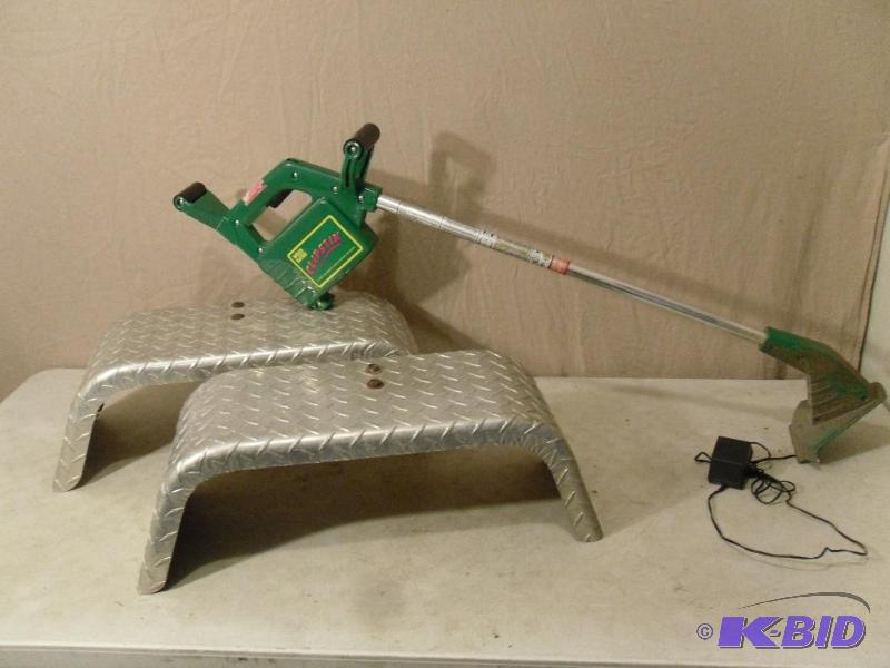 lot 5 image: Weed Eater Clipstik. Comes with charger. Test...