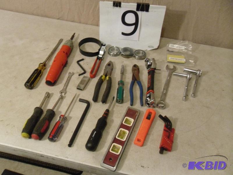 lot 9 image: Lot of Assorted Tools. Screwdrivers, Oil Filt...