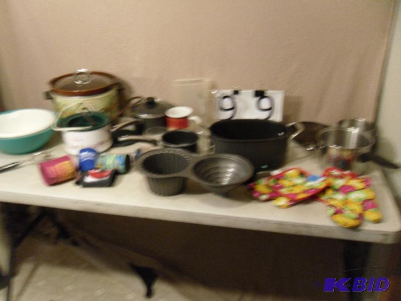 lot 99 image: Lot of Kitchen Items. New Hot Pad Oven Mitts,...