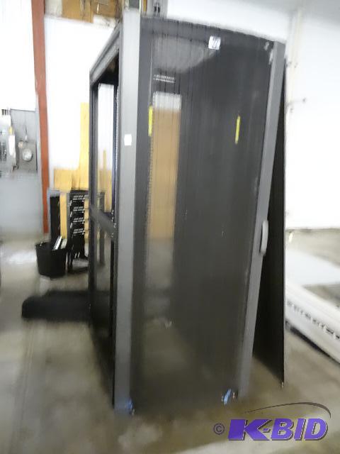 HP server cabinet. 31 x 39 x 79. Complete...