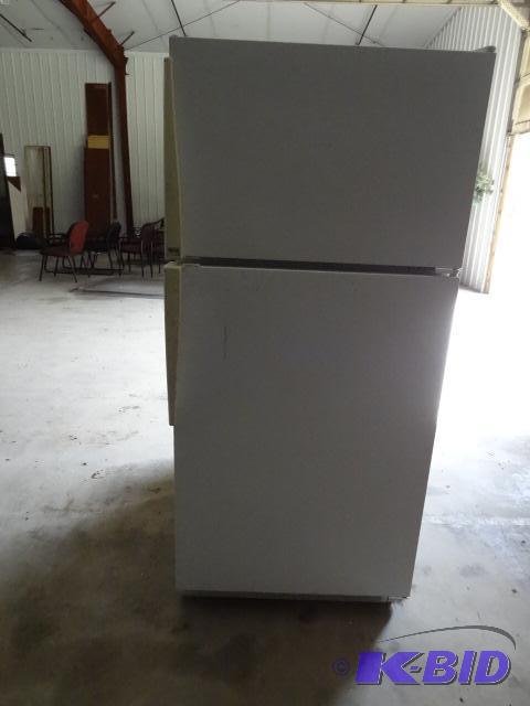 Amana fridge freezer. TM18VTW. Needs a little...