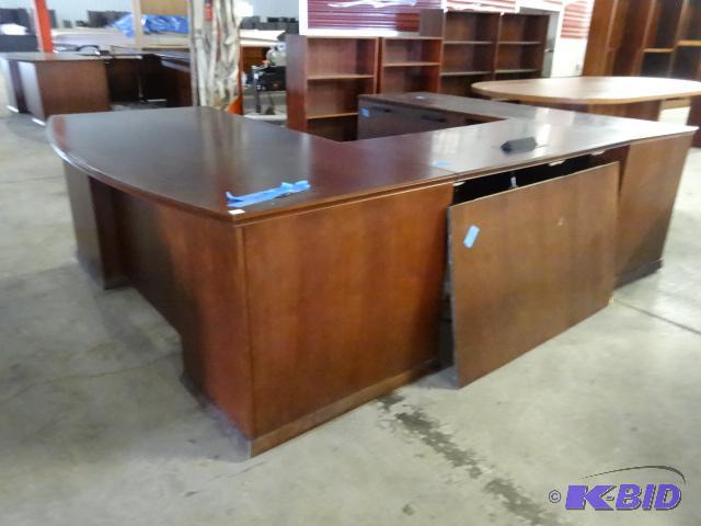 U shaped office desk. 3 piece. 3 drawer and 2...