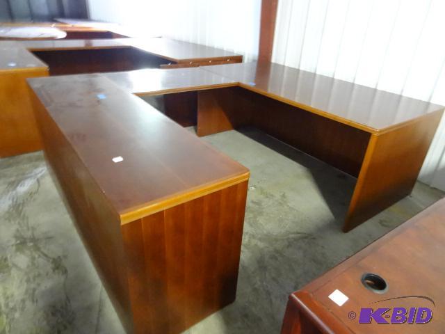 U shaped 3 piece office desk. 1 lateral drawe...