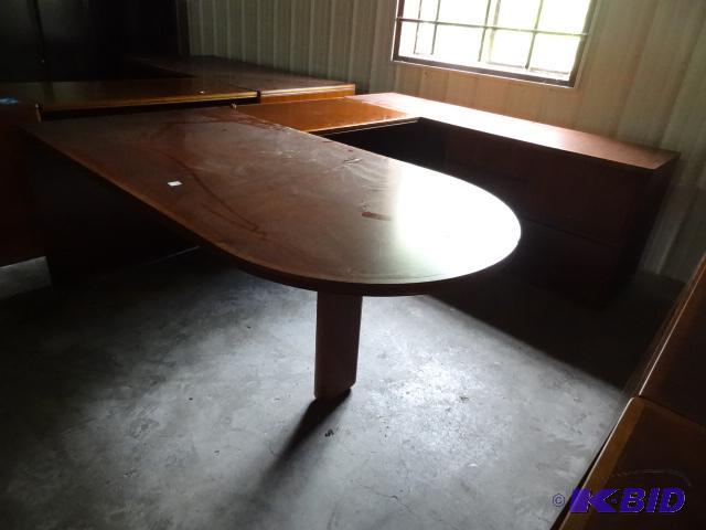 U shaped 3 piece office desk. 1 lateral drawe...