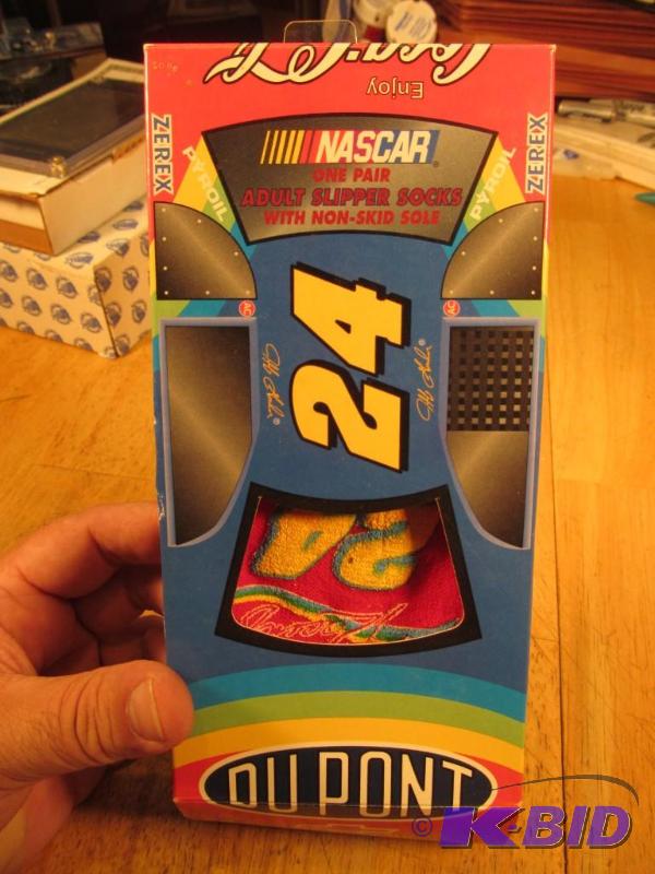 lot 37 image: 1995 Jeff Gordon Adult Slipper Socks NIB