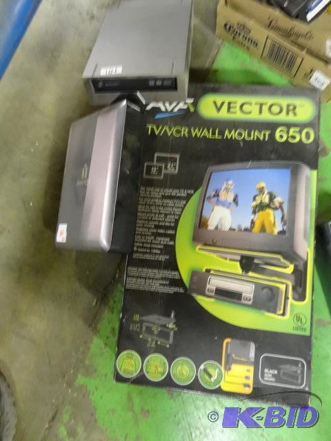 lot 140 image: Iomega Model DVD RW16XU2. Writemaster Externa...