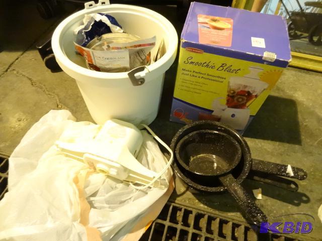 lot 194 image: Smoothie blast machine. 3 cooking pots. Rival...