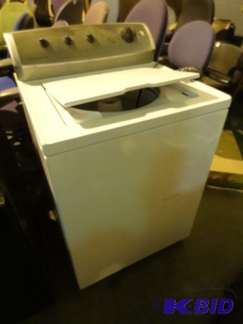 lot 196 image: Frigidaire gallery series clothes washer. Mod...
