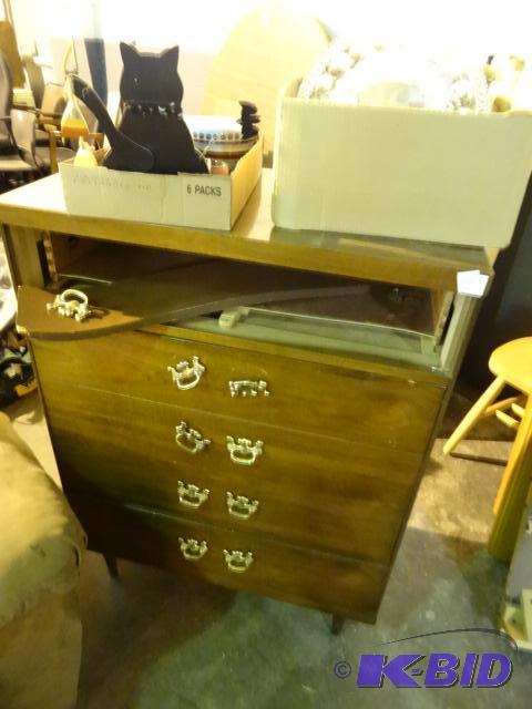 lot 208 image: Vintage dresser. 5 drawer. Top drawer front n...