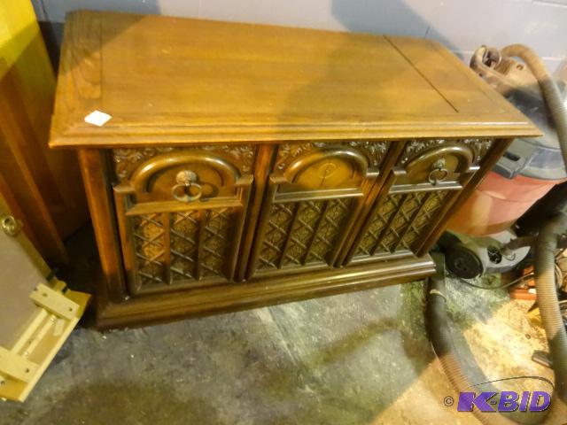 lot 212 image: Vintage RCA stereo cabinet with AM FM stereo,...