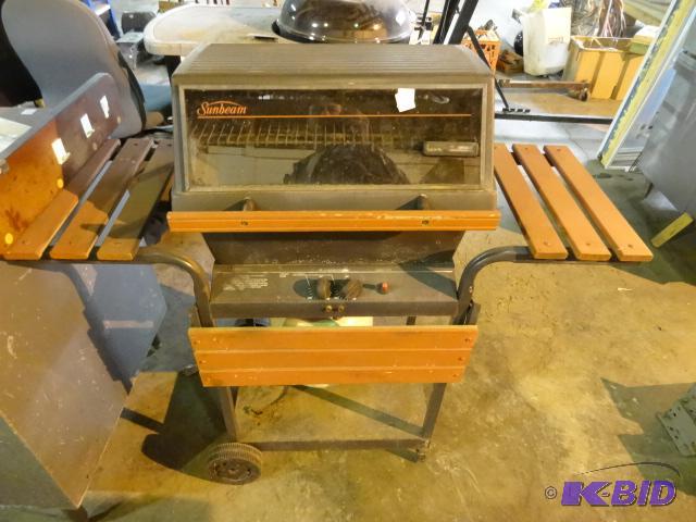 lot 223 image: Sunbeam propane grill. 21 x 13 grill surface....
