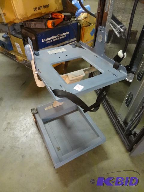 lot 232 image: Tektronix K-212 portable instrument cart...