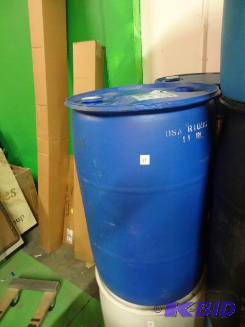 lot 24 image: 55 gal plastic barrel...