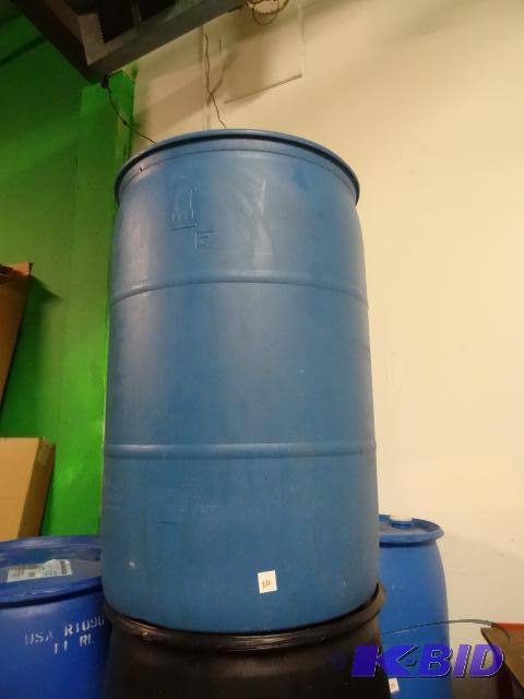 lot 26 image: 55 gal plastic barrel...