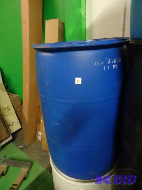 lot 28 image: 55 gal plastic barrel...