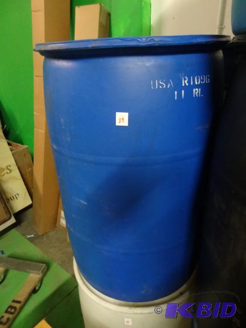 lot 29 image: 55 gal plastic barrel...