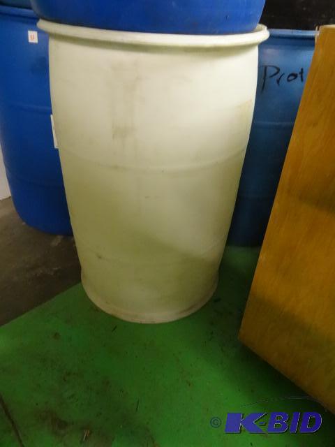 lot 30 image: 55 gal plastic barrel...