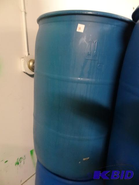 lot 31 image: 55 gal plastic barrel...