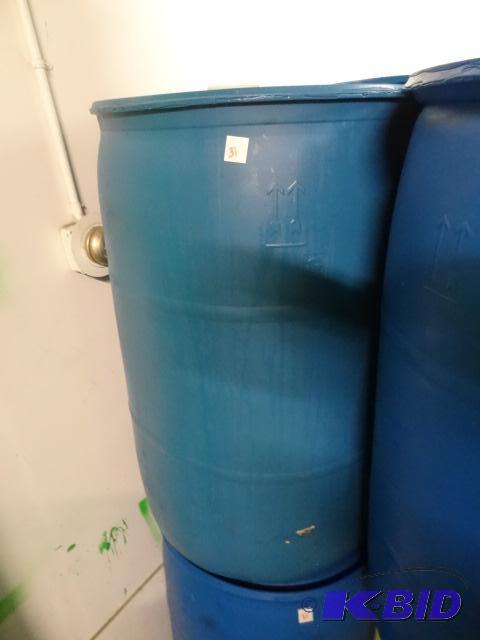lot 32 image: 55 gal plastic barrel...