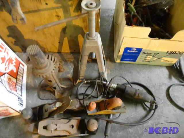 lot 330 image: 3 hand planes. Jack stand. Vintage jack. Craf...