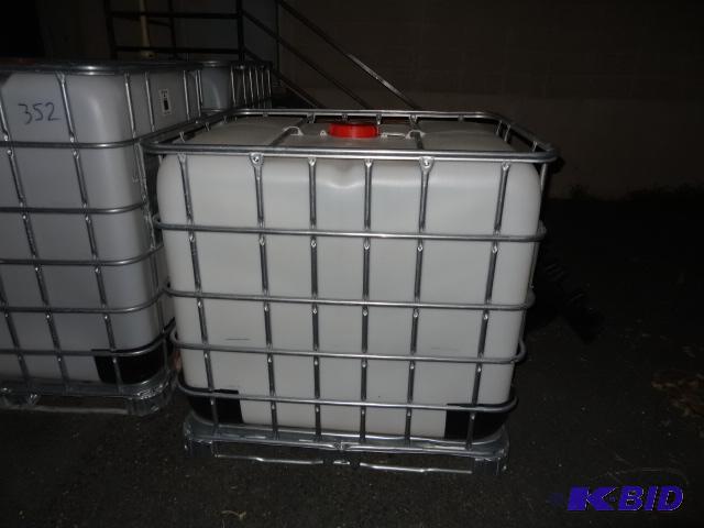 lot 351 image: 250 gal plastic tote...
