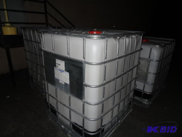 lot 352 image: 300 gal plastic tote...