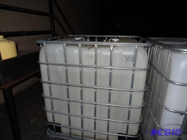 lot 353 image: 300 gal plastic tote...
