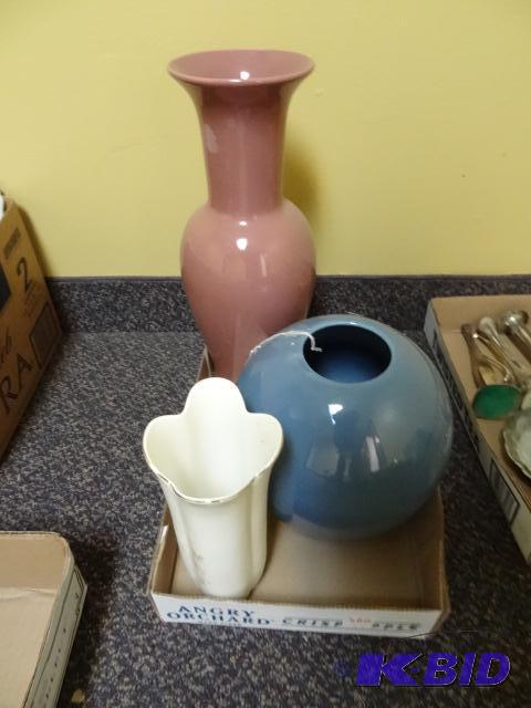 lot 360 image: 3 vases....