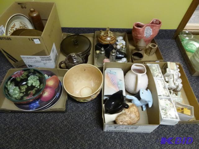lot 362 image: Decorative ceramic and pottery pieces....