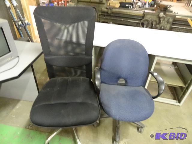 lot 4 image: 2 Office chair on wheels....