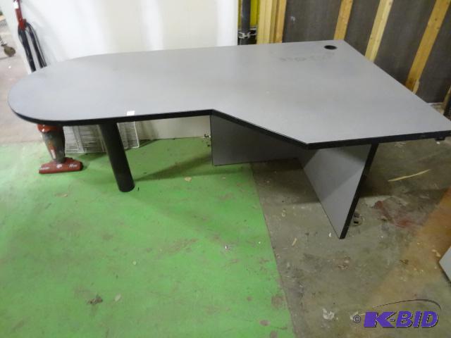 lot 7 image: Laminate office desk....
