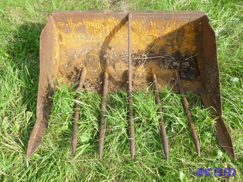 lot 15 image: Heavy duty manure bucket that measures 42&quo...