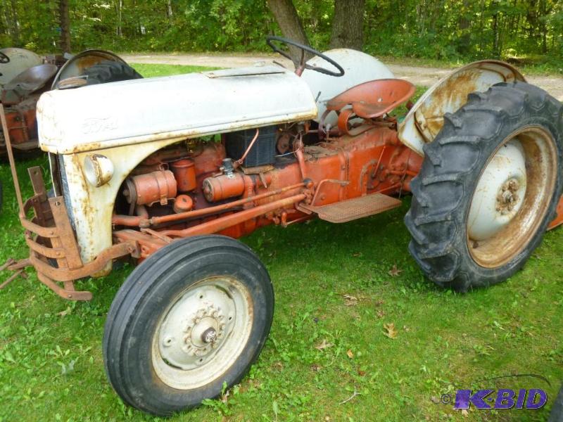 lot 2 image: Vintage 1949-50 Ford 8N Collector Tractor Wit...