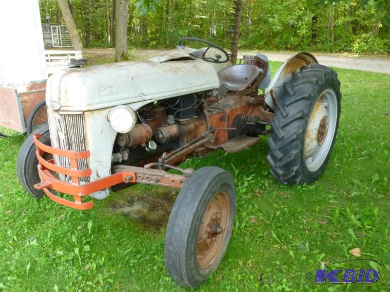 lot 3 image: Vintage 1949-50 Ford 8N Collector Tractor Wit...