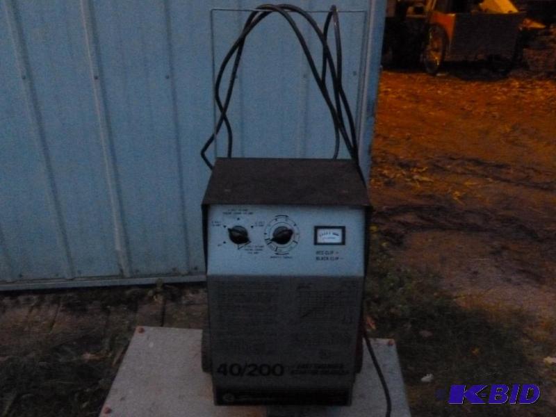 lot 5 image: Large Schmacher 40  200 amp portable battery...