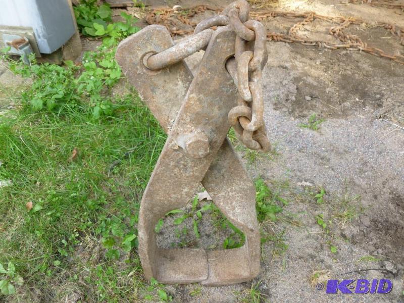 lot 8 image: Large heavy duty iron rail lifter clasp, nice...
