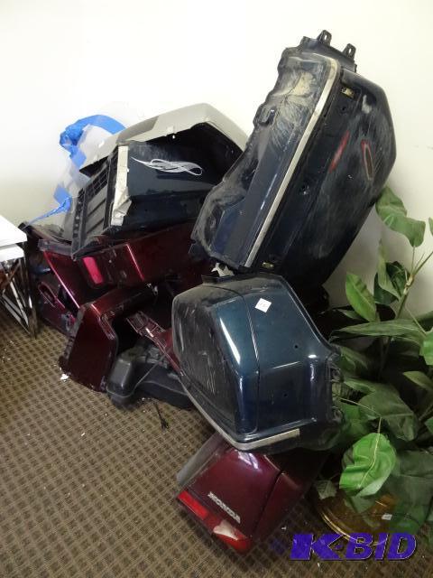 lot 10 image: Misc Honda motorcycle body parts...