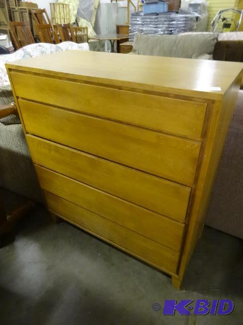 lot 100 image: Vintage 5 drawer wood dresser. 38 x 18 x 43...