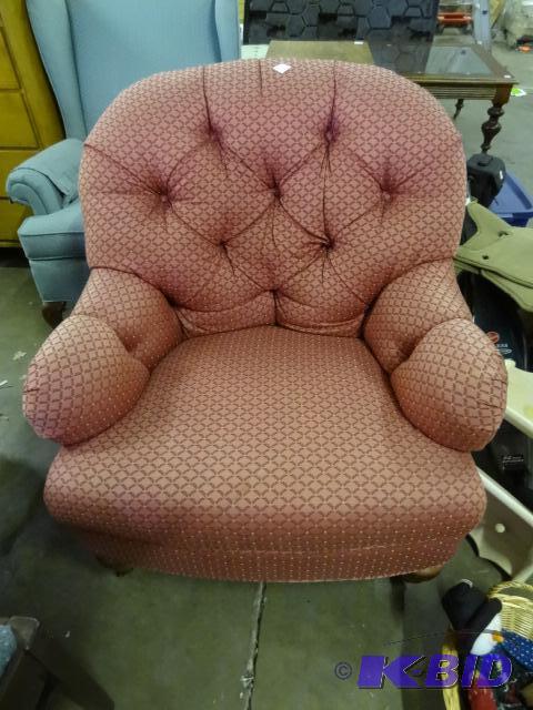 lot 104 image: Vintage living room cushioned chair. Great sh...