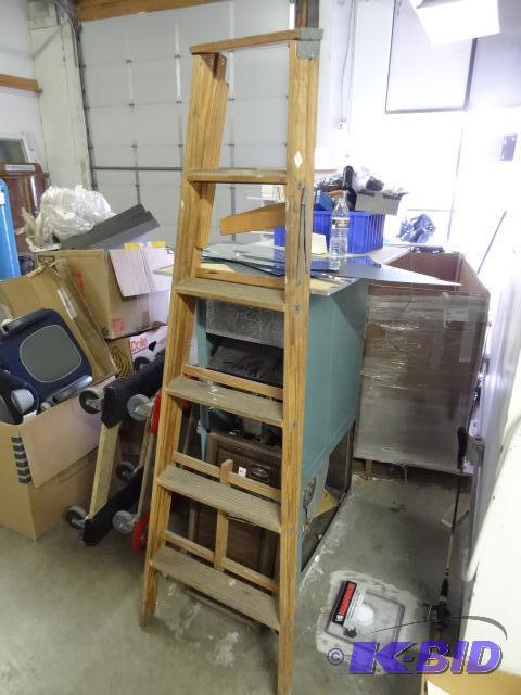 lot 109 image: 6 wood step ladder....