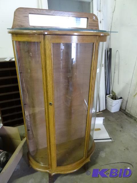 lot 13 image: Vintage curio cabinet. Glass front. 3 glass s...
