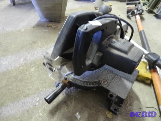 lot 18 image: Black and Decker power miter saw. 10"...